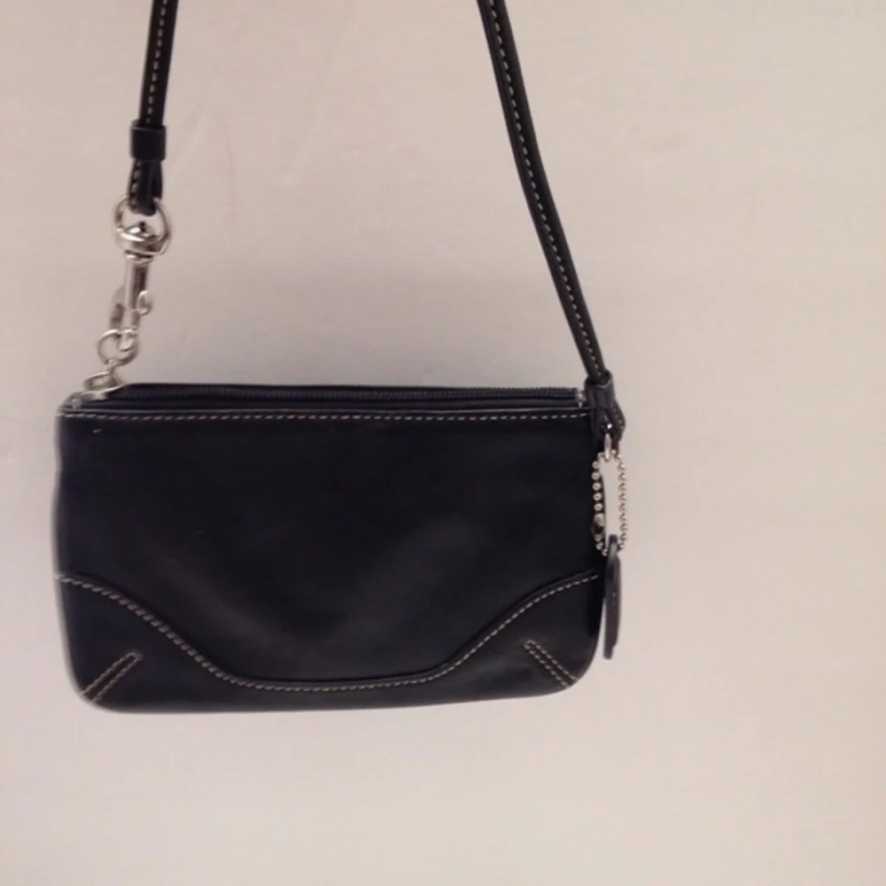 COACH - black leathe wristlet wallet